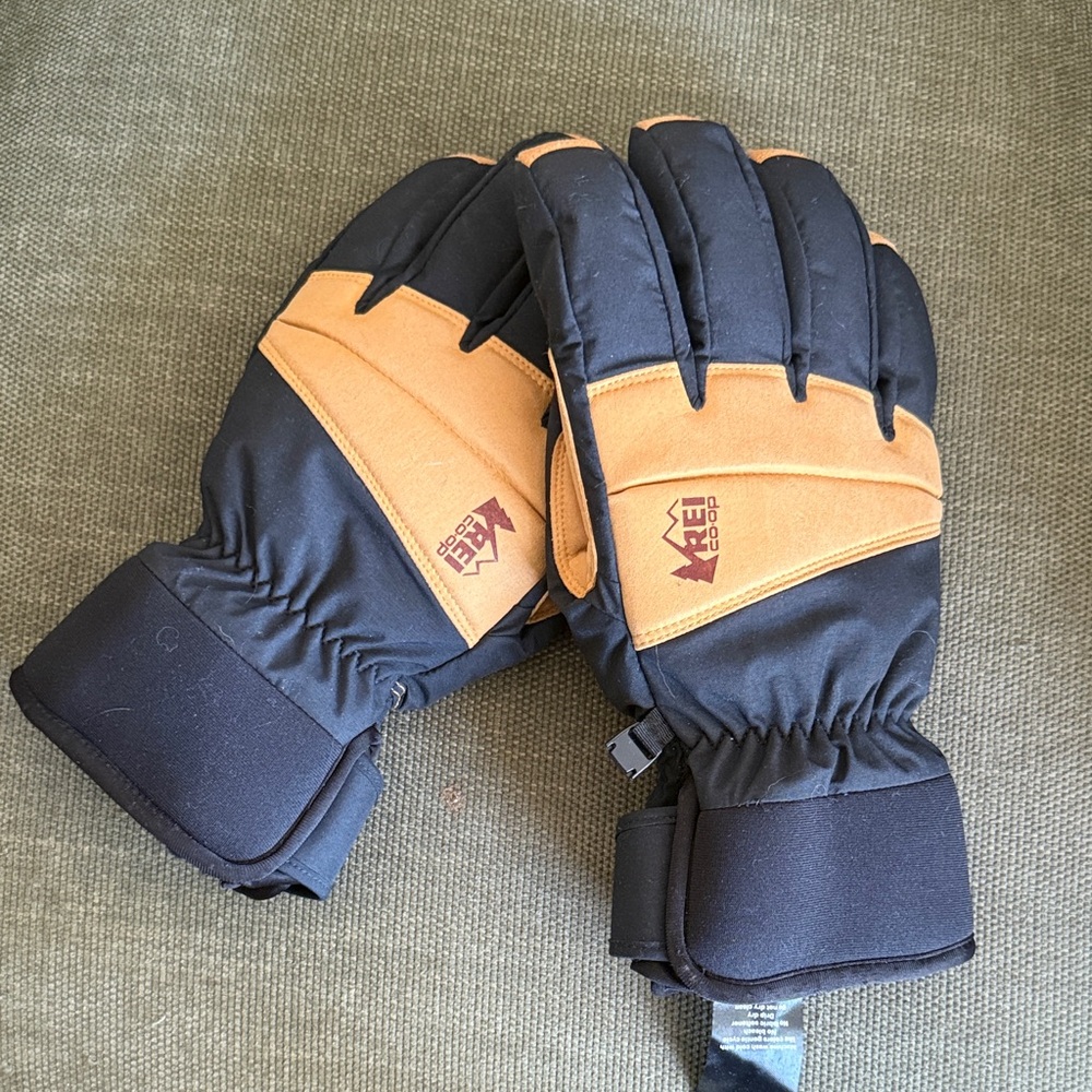 Black and Tan Insulated Snow Gloves Size Medium